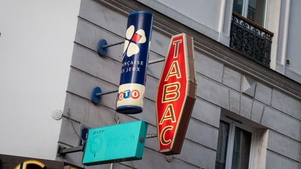 L'enseigne de la Française des Jeux au-dessus d'un bureau de tabac, à Paris, en janvier 2021. (RICCARDO MILANI / HANS LUCAS / AFP)