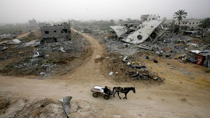 Un Palestinien traverse le village détruit de Mughraqa, en pleine offensive israélienne contre la bande de Gaza, le 24 janvier 2009. (YANNIS BEHRAKIS / REUTERS)