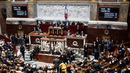 Des députés quittent l'hémicycle de l'Assemblée nationale, le 23 juillet 2019. (STEPHANE DE SAKUTIN / AFP)