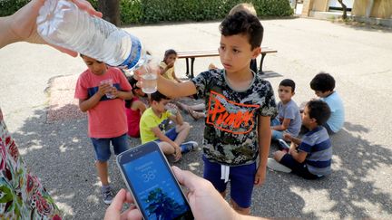 Des enfants dans la cour d'une école, à Carpentras (Vaucluse), en juin 2019. (Photo d'illustration) (ESPOSITO ANGE / MAXPPP)