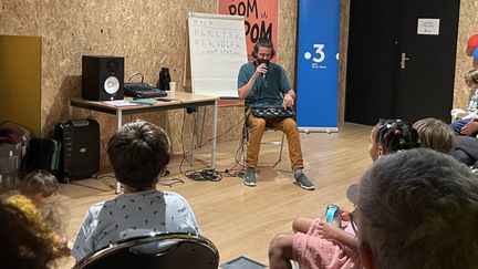 Robin Cavaillès lors de l'atelier beatbox à la Philharmonie des enfants. (FRANCEINFO / NEIL SENOT)