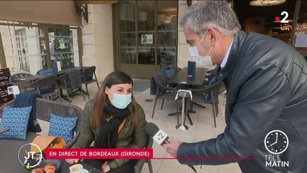 La première cliente d'une brasserie à Bordeaux mercredi 19 mai (France 2)