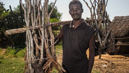 De nombreux villages sont abandonnés ou peuplés de paysans qui ne peuvent plus travailler une terre devenue stérile. Arzel Jonarson, 47 ans, auparavant employé par des cultivateurs de manioc, est depuis de longs mois sans travail. Aujourd’hui, il récolte du bois. En une semaine, il gagne péniblement 22 centimes d'euros, le prix d'un bol de riz.&nbsp;&nbsp; (RIJASOLO/AFP)