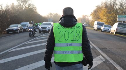 Un "gilet jaune" à Ressons-sur-Matz, dans l'Oise, samedi 17 novembre 2018. (DOMINIQUE TOUCHART / MAXPPP)