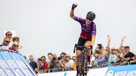 Amy Pieters savoure son titre de championne des Pays-Bas de la course en ligne, le 19 juin 2021 sur la montagne de Vam. (VINCENT JANNINK / ANP MAG / AFP)