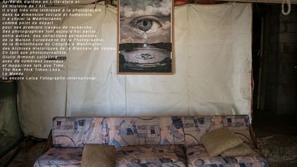 Le photographe pose un regard inattendu et poétique sur les cabanes des réfugiés syriens au Liban. Avec le conflit qui perdure et son million de réfugiés, les accueillir devient de plus en plus compliqué. Mobilier, draps, tapis, tout ce qui devait être installé pour un temps très bref finit, avec le temps, par être vécu comme une situation presque permanente, transformant ces abris de fortune en situation durable. Voir son reportage... (Giulio Rimondi/Œuvre exposée à l&#039;IMA)