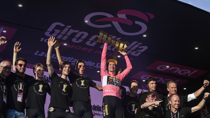 Primoz Roglic et ses coéquipiers sur le podium du Giro 2023. (MAXPPP)