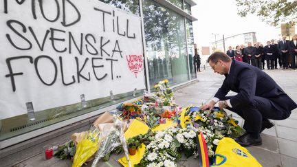 Le Premier ministre suédois se recueille à Bruxelles après l'attentat qui a coûté la vie à deux Suédois en marge de la rencontre entre la Belgique et la Suède. (BENOIT DOPPAGNE / BELGA)