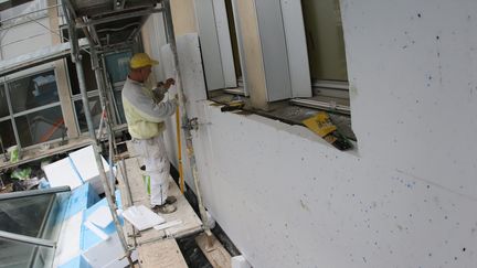 Un ouvrier installe des plaques d'isolant en polystyrène sur une demeure à Auch (Gers). (SEBASTIEN LAPEYRERE / MAXPPP)