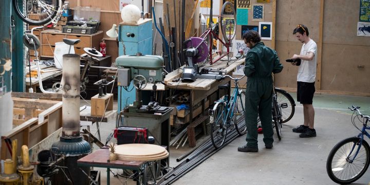 Réparation de vélos à la Halle Papin, à Pantin
 (Thomas Samson / AFP)