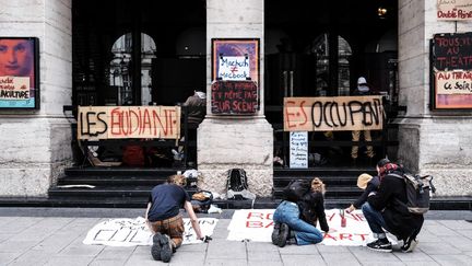 Une centaine d'étudiants et d'intermittents du spectacle occupent l'Opéra de Lyon depuis le lundi 15 mars, et dressent des banderoles. (ANTOINE MERLET / HANS LUCAS)