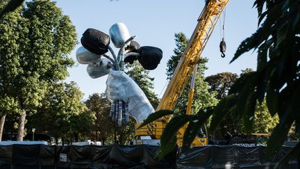 Le "Bouquet de tulipes" de Jeff Koons en train d'être installé près du Petit Palais à Paris, le 2 septembre 2019 (TRISTAN REYNAUD/SIPA)