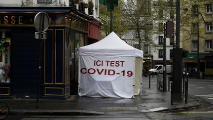 Un point de dépistage du Covid-19 à Paris, le 1er avril 2022. (MAGALI COHEN / HANS LUCAS / AFP)