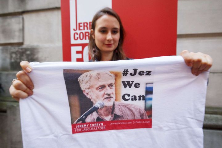 Une supportrice de Jeremy Corbyn brandit un tee-shirt "Jez we can", le 3 ao&ucirc;t 2015 &agrave; Londres (Royaume-Uni), en r&eacute;f&eacute;rence au slogan de campagne de Barack Obama. (TOLGA AKMEN / SIPA)