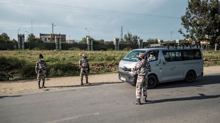 Des membres de la police du Tigré tiennent un checkpoint à l'entrée de Mekele (Ethiopie), le 9 septembre 2020, jour de vote aux élections régionales jugées illégales par le pouvoir central. (EDUARDO SOTERAS / AFP)