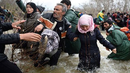 En mars 2016, près de 12.000 personnes sont installées aux abords du dernier village grec avant la Macédoine. Tous espèrent passer la frontière. En attendant, la vie s'organise tant bien que mal. Comme le raconte Louis San, l’envoyé spécial de Franceinfo, «environ 40% sont des enfants, parfois très jeunes». (AFP / DANIEL MIHAILESCU)