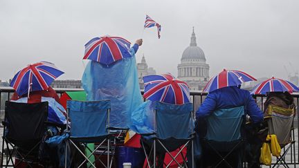 Le grand gagnant de ces festivit&eacute;s est sans conteste la pluie qui est tomb&eacute;e trois jours durant. (LUKE MACGREGOR / REUTERS)