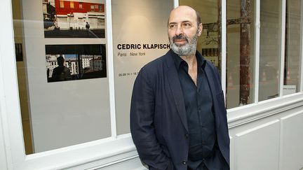 Le réalisateur français Cédric Klapisch assiste à son exposition  "Paris-New York" à la Galerie Cinéma, le 4 septembre 2014, à Paris, France. (JULIEN HEKIMIAN / GETTY IMAGES EUROPE)