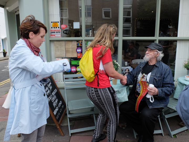 Katarina et "Poppy" (au centre), deux militantes du Labour, distribuent des affiches à la veille des élections législatives, mercredi 7 juin 2017, à Brighton (Royaume-Uni.) (MARIE-ADELAIDE SCIGACZ / FRANCEINFO)