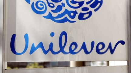 Le logo d'Unilever France au siège de l'entreprise à Rueil-Malmaison (Hauts-de-Seine) (ERIC FEFERBERG / AFP)