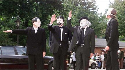 Manifestation en 2000 au festival de Bayreuth,Les masques d&#039;Hitler et de Wagner
 (Sipa)