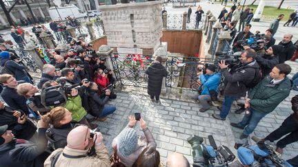 Recueillement devant la place de&nbsp;Sultanahmet, à Istanbul, après un attentat-suicide qui a fait 10 morts, le 13 janvier 2016.&nbsp; (PETER KNEFFEL / DPA / AFP)