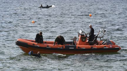 Des enquêteurs recherchent le corps de Kim Wall, le 22 août 2017, après qu'un tronc humain appartenant à la journaliste a été retrouvé près de Copenhague. (JOHAN NILSSON / TT NEWS AGENCY / AFP)