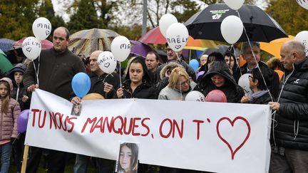 Lors du lâcher de ballons pour le 9e anniversaire de Maëlys, disparue depuis le 27 août, aux Abrets-en-Dauphiné (Isère), le 5 novembre 2017. (PHILIPPE DESMAZES / AFP)