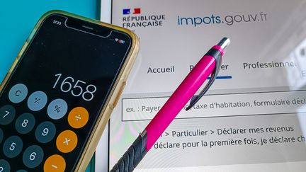 Une déclaration d'impôts, le 16 septembre 2024. (RICCARDO MILANI / HANS LUCAS / AFP)