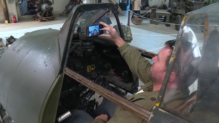 Un visiteur installé dans un Typhoon, avion iconique de la Seconde Guerre mondiale&nbsp;&nbsp; (M-P.Puaud / France Télévisions)