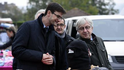 Julien Vaillant (à gauche) et Jean-Pierre Masseret en campagne sur le marché de Pompey (Meurthe-et-Moselle), le 15 octobre 2015. (MAXPPP)