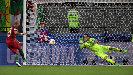 Claudio Bravo, véritable héros, arrête le premier des trois pénalties du Portugal, tiré par Quaresma, en demi-finale de la Coupe des Confédérations 2017 (KIRILL KUDRYAVTSEV / AFP)