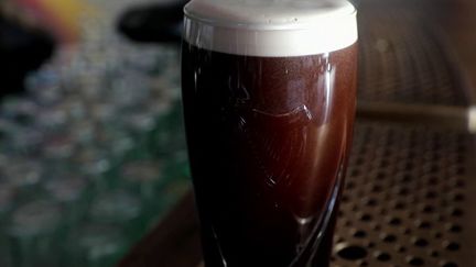 Direction pays de la Guinness, la célèbre bière irlandaise aux arômes de malt et de caramel qui s'exporte dans le monde entier. Une équipe de France Télévisions s'est rendue à Dublin, où elle est fabriquée depuis plusieurs siècles. (FRANCE 2)