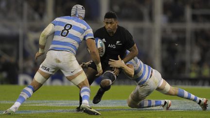 Le All Black Waisake Naholo plaqué par Tomas Lezana sous le regard de Juan Manuel Leguizamon lors de Argentine-Nouvelle-Zélande (ALEJANDRO PAGNI / AFP PHOTO)