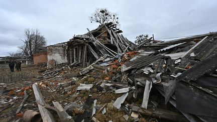 Le département de pédiatrie d'un hôpital ravagé par un missile dans le village de Zolochiv, dans la région de Kharkiv (Ukraine), le 29 mars 2023. (SERGEY BOBOK / AFP)