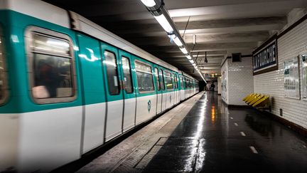 Une rame de la ligne 13 du métro, à Paris, le 21 février 2022. (ARNAUD PAILLARD / HANS LUCAS / AFP)