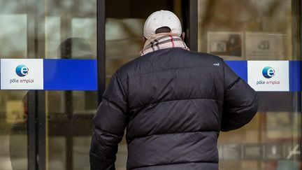 Un homme entre dans une agence Pôle emploi à Lille, le 28 décembre 2017. (PHILIPPE HUGUEN / AFP)