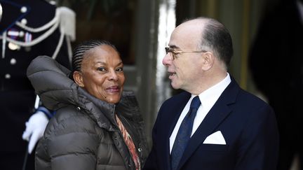 Bernard Cazeneuve accueille la ministre de la Justice Christiane Taubira au minist&egrave;re de l'Int&eacute;rieur pour le petit-d&eacute;jeuner traditionnel du Nouvel An,&nbsp;le 5 Janvier 2015 (ERIC FEFERBERG / AFP)