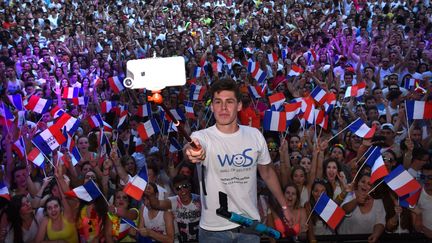 Tom Bittmann r&eacute;alise un selfie devant plus de 2 000 personnes, le 26 mai 2015, &agrave; Nice (Alpes-Maritimes).&nbsp; (BRUNO BEBERT / SIPA)