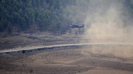 Un h&eacute;licopt&egrave;re isra&eacute;lien recherche les restes du drone que le Hezbollah a reconnu avoir envoy&eacute; le 11 octobre 2012. (DAVID BUIMOVITCH / AFP)