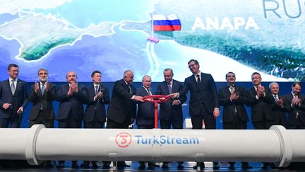 Inauguration du gazoduc TurkStream entre la Russie et la Turquie, en présence de (de gauche à droite), Alexander Novak (ministre russe de l'Energie), Alexei Miller (PDG de la société gazière russe Gazprom), Boyko Borisov (Premier ministre bulgare), Vladimir Poutine ministre (président russe),&nbsp;Recep Tayyip Erdogan (président turc) , Aleksandar Vucic (président serbe), le 8 janvier 2020, à Istanbul. (ALEXEI DRUZHININ / SPUTNIK)