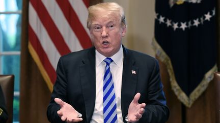 Donald Trump lors d'une rencontre avec des fonctionnaires californiens à la Maison Blanche, le 16 mai 2018, à Washington (Etats-Unis). (OLIVIER DOULIERY / CONSOLIDATED NEWS PHOTOS / AFP)