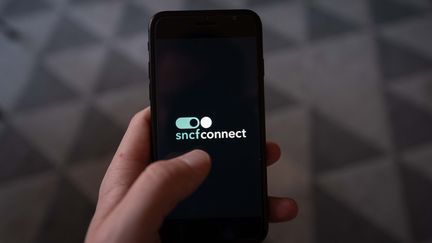 L'application SNCF sur un smartphone, le 9 février 2022. (ROMAIN LONGIERAS / HANS LUCAS / AFP)