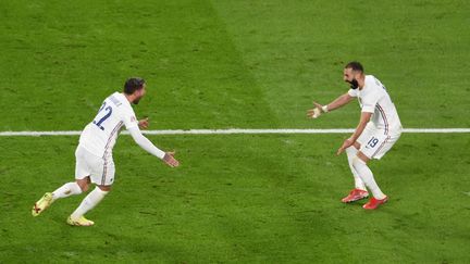 Theo Hernandez félicité par Karim Benzema après son but victorieux pour les Bleus face à la Belgique, le 7 octobre 2021. (MASSIMO RANA / AFP)