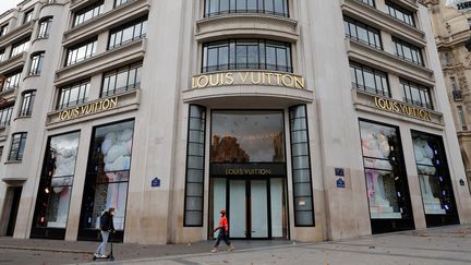 Magasin Louis Vuitton aux Champs-Elysées à Paris, le 2 novembre 2020 (LUDOVIC MARIN / AFP)