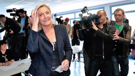 La pr&eacute;sidente du Front national, Marine Le Pen, vote pour le second tour des &eacute;lections l&eacute;gislatives &agrave; H&eacute;nin-Beaumont (Pas-de-Calais), le 17 juin 2012. (PHILIPPE HUGUEN / AFP)