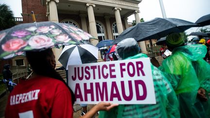 Une manifestation antiraciste se tient devant le tribunal de Brunswick (Géorgie, Etats-Unis), le 4 juin 2020, avant une audience des meurtriers présumés d'Ahmaud Arbery. (SEAN RAYFORD / GETTY IMAGES NORTH AMERICA / AFP)