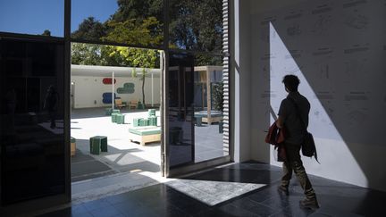 Un visiteur dans le pavillon de l'Autriche, 17e Biennale d'architecture de Venise, le 20 mai 2021 (MARCO BERTORELLO / AFP)