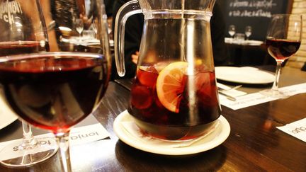 De la sangria dans un bar de Barcelone. (illustration) (BASTIEN DECEUNINCK / FRANCEINFO)