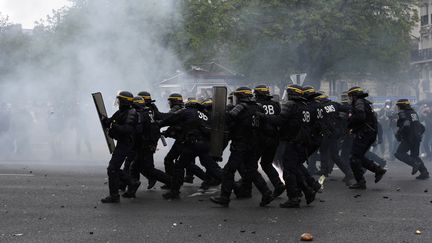 Des CRS lors d'une manifestation contre la loi travail à Paris, samedi 9 avril 2016. (MIGUEL MEDINA / AFP)